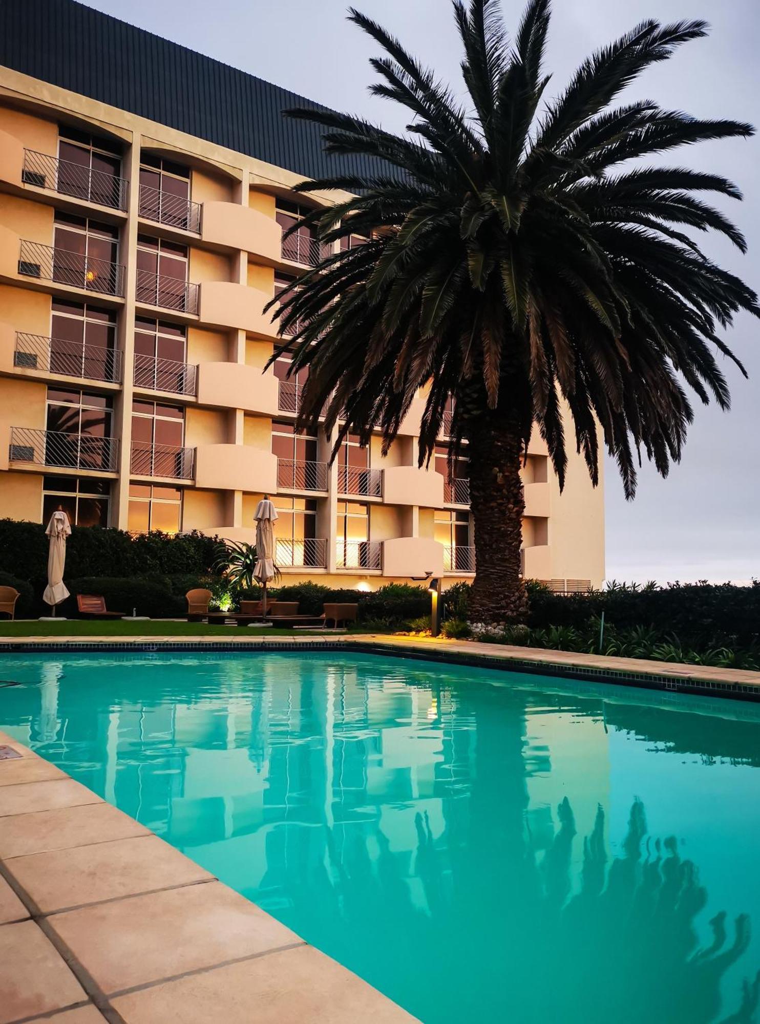 Garden Court Nelson Mandela Boulevard Kapstaden Exteriör bild