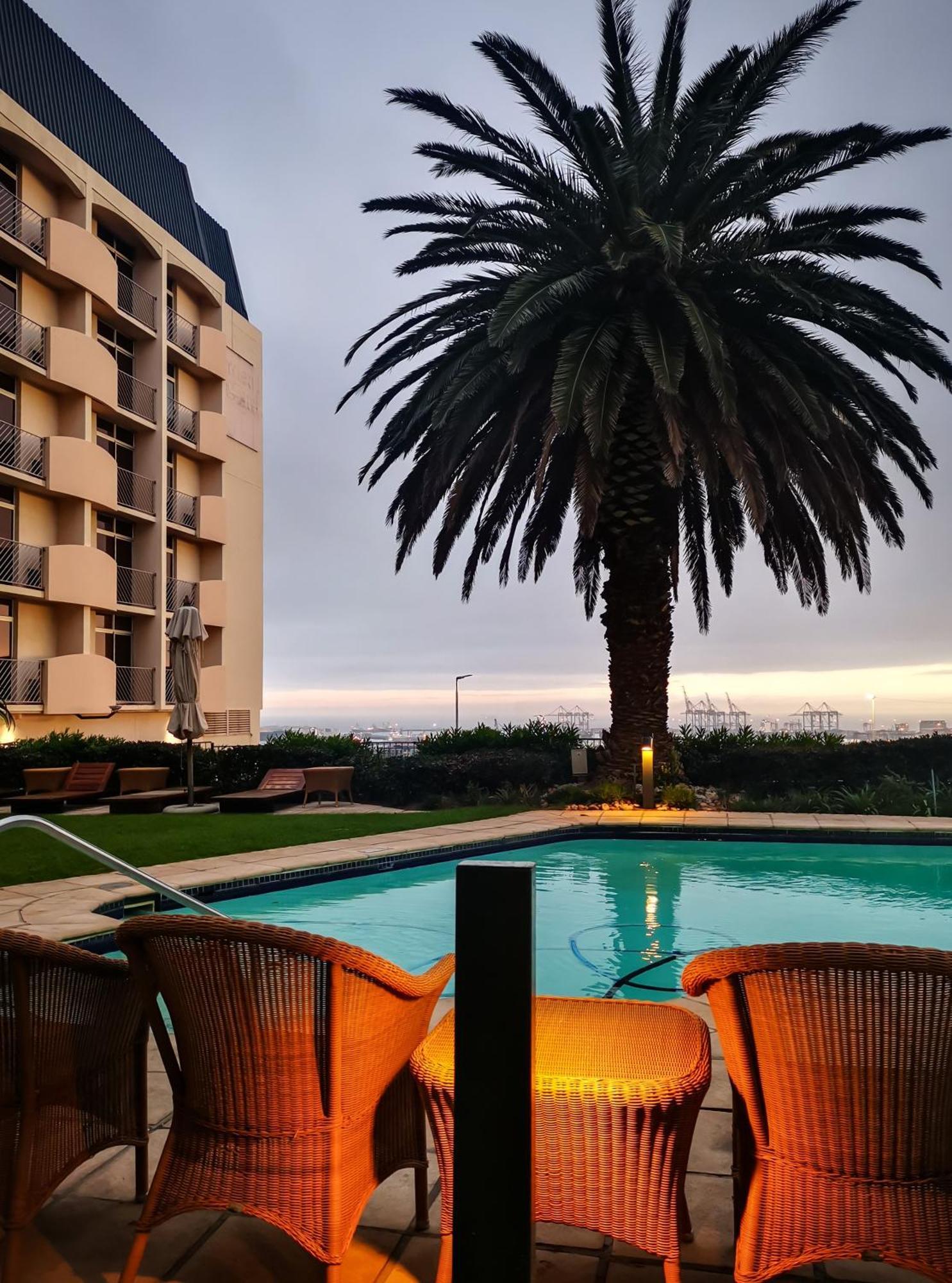 Garden Court Nelson Mandela Boulevard Kapstaden Exteriör bild